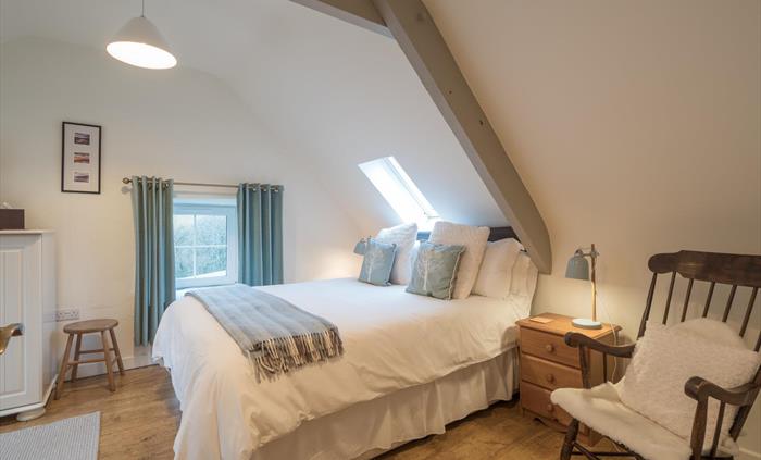 Bedroom 1 kingsize (can be split into singles)